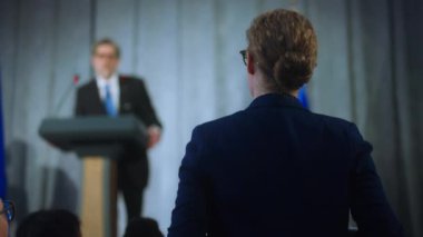 Medyanın kadın temsilcisi ayağa kalkar ve politikacılara sorular sorar. AB konsolosu basın toplantısında performans sergiliyor, kampanya konuşması yapıyor ve gazetecilere röportaj veriyor. Seçim günü..