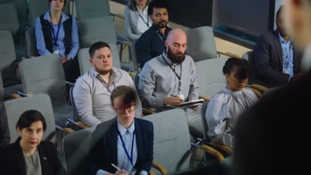 Jornalistas Diversos Trabalhadores Mídia Levantam Mãos Fazem Perguntas Durante Conferência — Vídeo de Stock