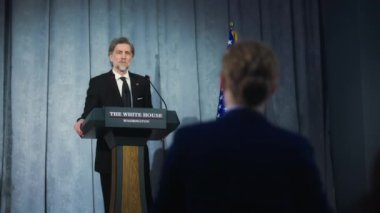 Amerika Birleşik Devletleri Başkanı gazetecilerin sorularını yanıtlıyor, röportaj veriyor. Amerikan cumhuriyetçi politikacı basın toplantısında gazetecilerle görüştü. Amerikan bayraklı arkaplan.