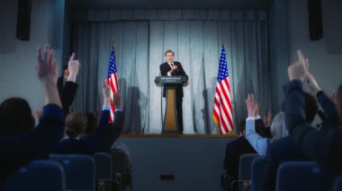 Amerikan cumhuriyetçi politikacı hükümet seçim mitinginde destekçilerine başarılı bir konuşma yaptı. Bakan gazetecilerin sorularını yanıtlıyor ve röportaj veriyor. Amerikan bayraklı arka plan. Yakınlaştır.
