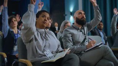 Çeşitli gazeteciler konferans salonundaki basın kampanyasında soru sormak için ellerini kaldırdılar. Basın çalışanları medyaya verdiği röportajda aktivist veya siyasetçilerden gelen konuşmaları not defterlerine yazıp dinliyorlar..