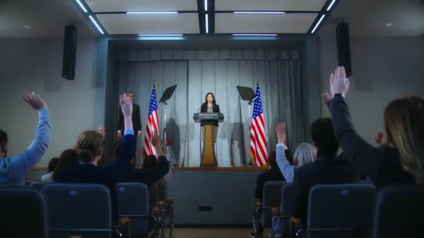 Amerikai Elnökjelölt Bejelentést Tesz Kampánybeszédet Mond Újságíróknak Interjút Magabiztos Amerikai — Stock videók