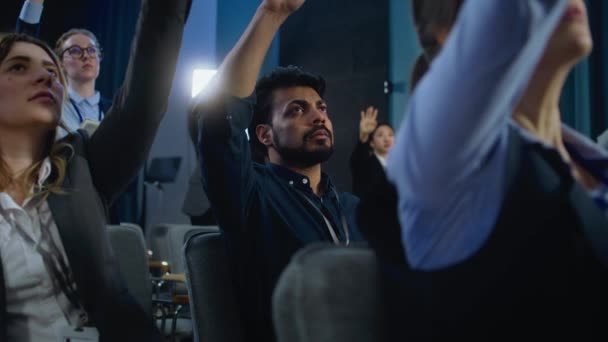 Indiase Mannelijke Media Vertegenwoordiger Steekt Hand Stelt Vragen Tijdens Perscampagne — Stockvideo