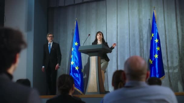 女政治家来到讲台上 发表竞选演说 回答记者的问题 接受媒体采访 欧洲联盟的代表在新闻发布会上表演 选举日 — 图库视频影像