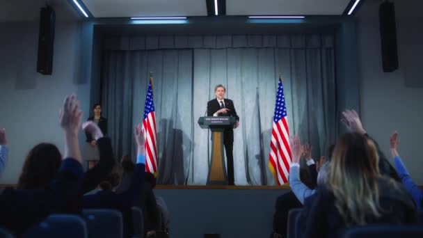 美国总统回答记者的问题并接受采访 自信的美国共和政治家在新闻发布会上向支持者发表了成功的演讲 背靠美国国旗 — 图库视频影像