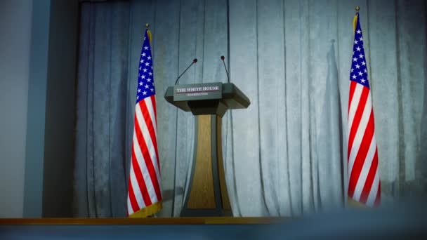 記者会見ホールのホワイトハウスでアメリカ合衆国大統領または政府代表のための演説法廷 ポディウムの議論はステージ上のマイクと立っています アメリカの国旗を背景に — ストック動画