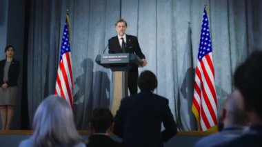 ABD başkan adayı bir duyuru yapıyor, kampanya konuşması yapıyor, soruları cevaplıyor, medyaya röportaj veriyor. Amerikan cumhuriyetçi politikacı basın toplantısında gösteri yapıyor. Seçim günü..