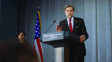 Amerikan cumhuriyetçi politikacı basın toplantısında gazetecilerle görüştü. Amerika Birleşik Devletleri Başkanı gazetecilerin sorularını yanıtlıyor, röportaj veriyor. Amerikan bayraklı arkaplan.