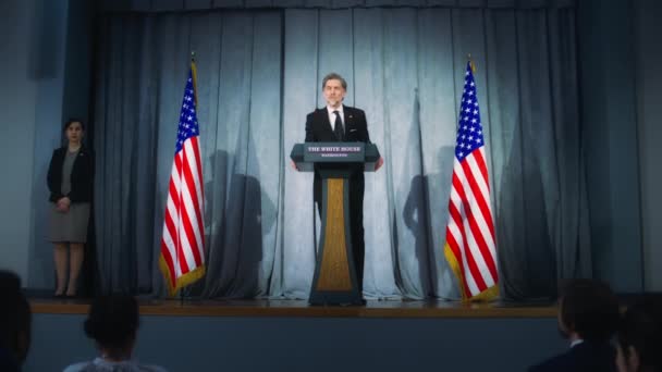 米国大統領はジャーナリストの質問に答え インタビューを行う アメリカの共和党政治家は記者会見で支持者にスピーチを送った アメリカの国旗の背景 ドリー ショット — ストック動画