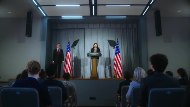 Candidat Présidence Américaine Vient Tribune Commence Performance Répond Aux Questions — Video