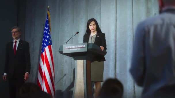 美国总统发表声明 回答媒体提问 接受媒体采访 美国女共和政治家在新闻发布会上的表现 背靠美国国旗 — 图库视频影像