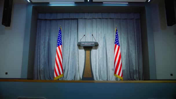 ホワイトハウスにおけるアメリカ合衆国の政治演説のためのトリビューン シート付きのキャンペーンルーム 木製の会議の議論はステージ上のマイクと立っています 背景にあるアメリカの国旗 — ストック動画