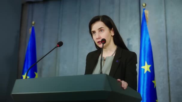 Vrouwelijke Vertegenwoordiger Van Europese Unie Tijdens Een Persconferentie Zelfverzekerde Politicus — Stockvideo