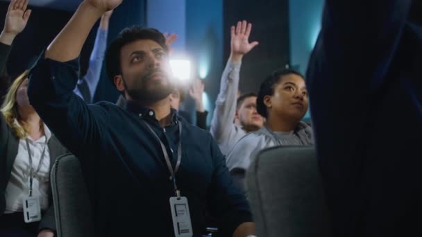 Multiethnische Perswerkers Zitten Vergaderzaal Indiase Mannelijke Journalist Steekt Hand Stelt — Stockvideo