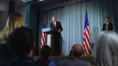 Amerikan cumhuriyetçi politikacı medyayla yaptığı görüşmede performans sergiliyor. ABD başkan adayı kampanya konuşması yapıyor, soruları cevaplıyor, röportaj veriyor. Seçim günü. Amerikan bayraklı arkaplan.