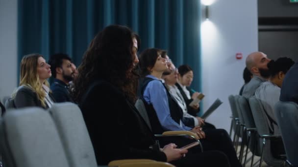 Διαφορετικοί Δημοσιογράφοι Κάθονται Στην Αίθουσα Συνεδριάσεων Κατά Διάρκεια Της Εκστρατείας — Αρχείο Βίντεο