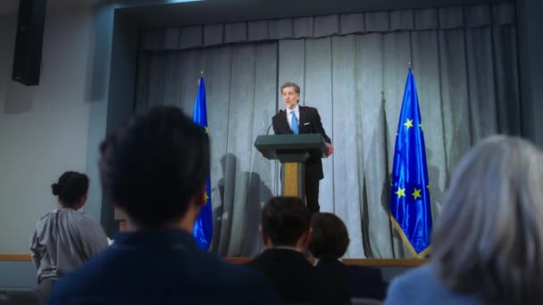 Dojrzały Przedstawiciel Unii Europejskiej Podczas Wystąpienia Konferencji Prasowej Pewny Siebie — Wideo stockowe