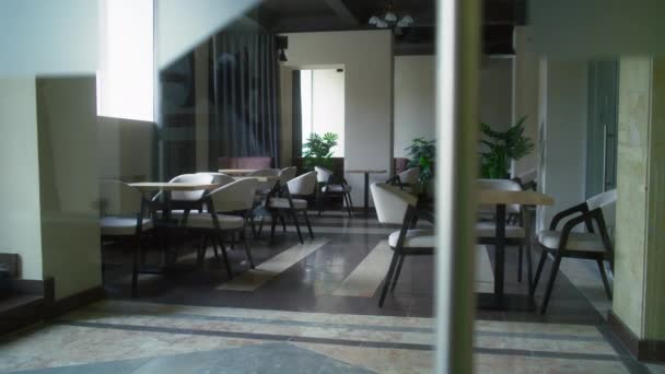 Merkezi Binasının Lobisinde Masaları Sandalyeleri Olan Rahat Parlak Bir Dinlenme — Stok video