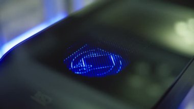 Modern ofis binasında otomatik kimlik tespiti için dokunmatik paneli olan turnike. Afrika kökenli Amerikalı erkek ya da iş adamı elektronik giriş kartını kullanarak iş merkezine giriş yapıyor..