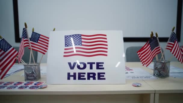 Подпишите Логотипом Американского Флага Стоящим Столе Избирательном Участке Призывая Голосовать — стоковое видео