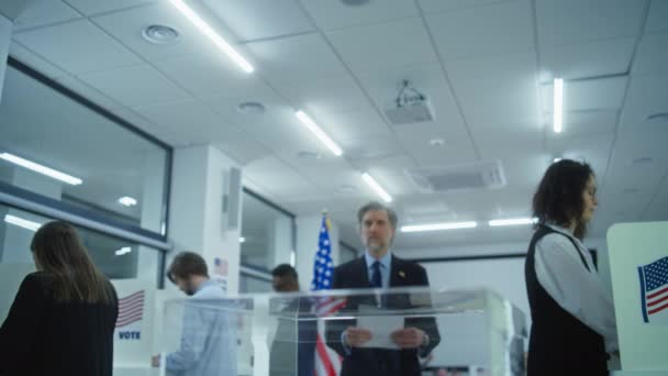 Зрілий Американський Бізнесмен Або Політик Ставить Голосування Коробку Преса Фотографує — стокове відео