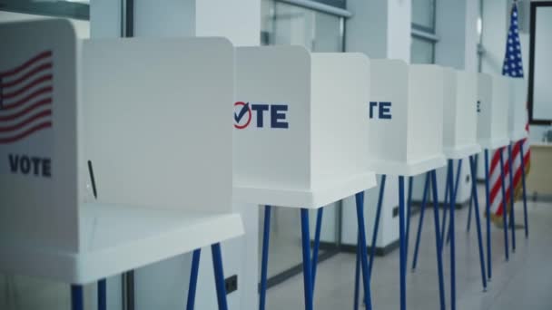 美利坚合众国的全国选举日 在明亮的投票站办公室里设有印有美国国旗标志的投票站 美国总统候选人的政治竞争 民主的概念 — 图库视频影像