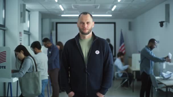 Homem Com Crachá Fica Estação Votação Moderna Posa Sorri Olha — Vídeo de Stock