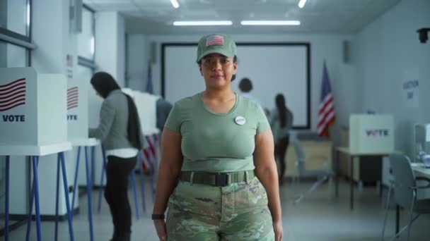 Žena Maskovací Uniformě Stojí Volební Místnosti Dívá Kamery Portrét Vojákyň — Stock video