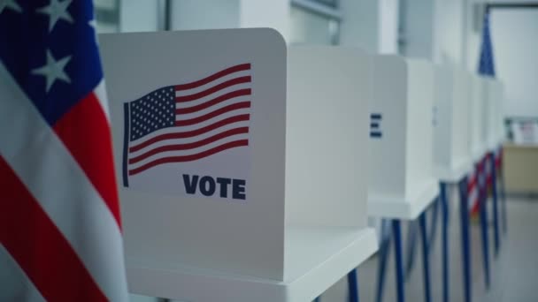 Cabinas Votación Con Logotipo Bandera Americana Oficina Estación Votación Ligera — Vídeos de Stock