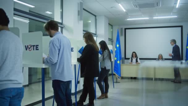 Los Ciudadanos Europeos Multiétnicos Votan Las Cabinas Votación Los Colegios — Vídeo de stock
