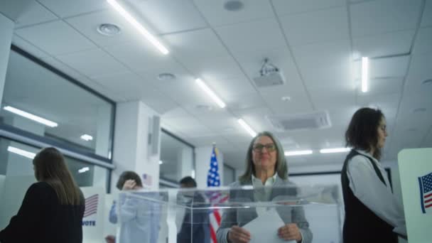 Αμερικανίδα Επιχειρηματίας Βάζει Ψηφοδέλτιο Τύπος Φωτογραφίζει Γυναίκα Μετά Την Ψηφοφορία — Αρχείο Βίντεο