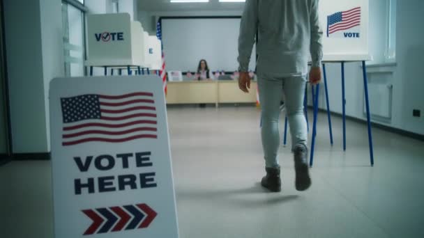 Afroameričan Mužský Volič Jde Ženskému Volebnímu Úředníkovi Aby Přihlásil Volební — Stock video
