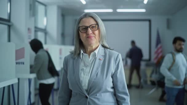 Portrét Ženy Volič Voleb Spojených Států Amerických Podnikatelka Stojí Moderní — Stock video