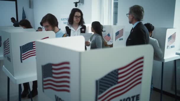 戴眼镜的妇女来到投票站办公室的投票站投票 美国的全国选举日 美国总统候选人的政治竞争 公民义务概念 慢动作Dolly Shot — 图库视频影像