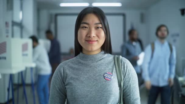 Mujer Con Placa Está Moderno Centro Votación Posa Sonríe Mira — Vídeos de Stock