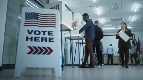 Voten Aquí Firmen Sala Diversos Ciudadanos Estadounidenses Votan Cabinas Oficina — Vídeos de Stock