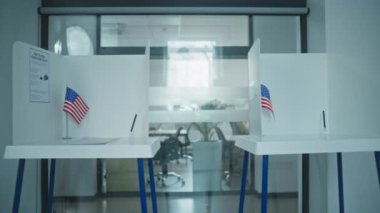 Amerika Birleşik Devletleri 'nde Ulusal Seçim Günü. Parlak oy kullanma merkezinin logosu olan oy kullanma kabinlerinin Dolly çekimi. ABD başkan adaylarının siyasi ırkları. Yurttaşlık görevi.