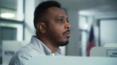 Oy verme kabininde hangi başkan adayına oy verileceğini düşünen ve seçen Afrikalı Amerikalıları yakından takip edin. ABD 'de Ulusal Seçim Günü' nde ABD vatandaşı.