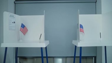 Parlak oy kullanma merkezinin logosu olan oy kullanma kabinlerinin Dolly çekimi. Amerika Birleşik Devletleri 'nde Ulusal Seçim Günü. ABD başkan adaylarının siyasi ırkları. Yurttaşlık görevi.