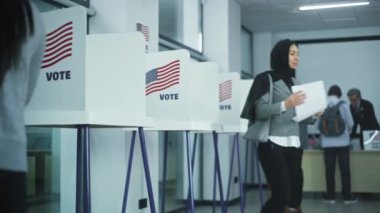 Amerikan vatandaşları sandık merkezindeki oy kullanma kabinlerinde. Birleşik Devletler 'de Ulusal Seçim Günü. ABD başkan adaylarının siyasi ırkları. Vatandaşlık görevi ve vatanseverlik kavramı. Dolly vurdu..