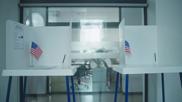 美利坚合众国的全国选举日 在明亮的投票站办公室里 多莉拍摄的印有美国国旗标志的投票站照片 美国总统候选人的政治竞争 公民义务 — 图库视频影像