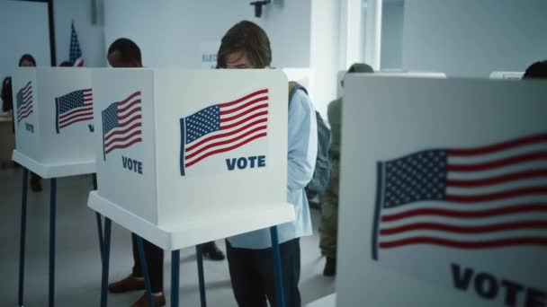 阿拉伯妇女来到投票站办公室的投票站投票 美国的全国选举日 美国总统候选人的政治竞争 公民义务和爱国主义概念 Dolly Shot — 图库视频影像