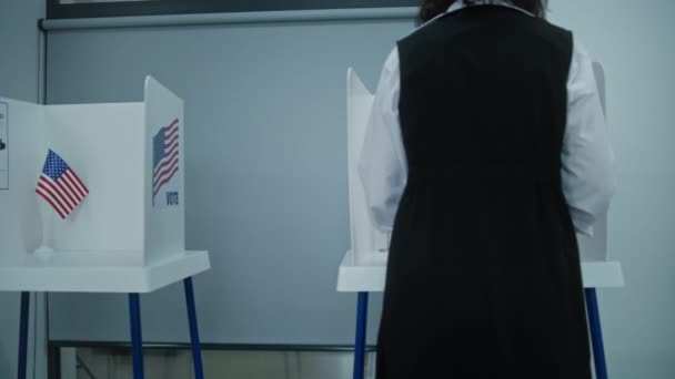 투표소 사무실에서 부스에서 시민의 미국의 선거일 대통령 후보의 정치적 의무의 — 비디오