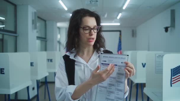 Amerikai Beszél Kamera Előtt Papírt Mutat Szavazást Kér Országos Választási — Stock videók