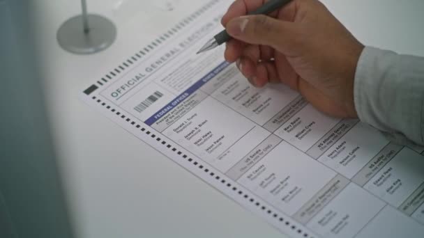 关闭匿名的美国公民填写投票亭的选票 非裔美国人或商人在投票站投票给总统候选人 美国全国选举日 — 图库视频影像