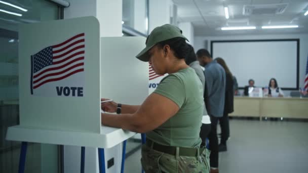 Soldado Del Ejército Americano Vota Cabina Oficina Votación Día Nacional — Vídeo de stock
