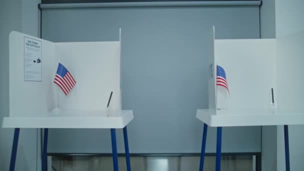 Dolly Ujęcie Kabin Głosowania Logo Amerykańskiej Flagi Jasnej Lokalu Wyborczym — Wideo stockowe