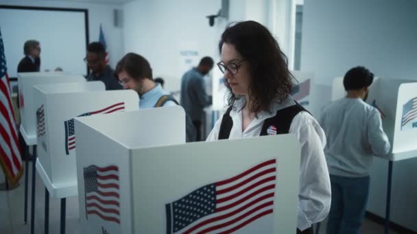 안경을 여성은 투표소 사무실에서 부스에 투표합니다 미국의 선거일 대통령 후보의 — 비디오