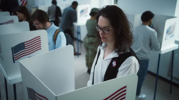 美国的全国选举日 戴眼镜的妇女在投票站的投票站投票 美国总统候选人的政治竞争 公民义务和爱国主义 慢动作Dolly Shot — 图库视频影像