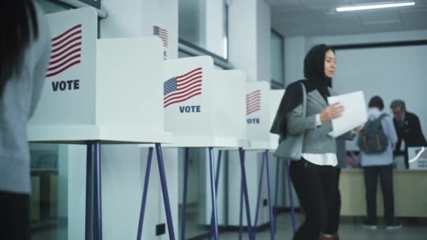 美国公民在投票站办公室的投票站投票 美国的全国选举日 美国总统候选人的政治竞争 公民义务和爱国主义的概念 Dolly Shot — 图库视频影像
